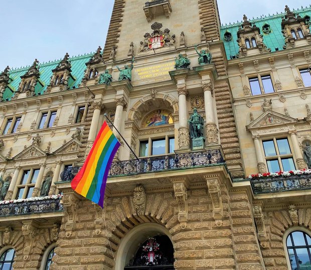 LSBT*IQ-Flagge weht vor dem Hamburger Rathaus 