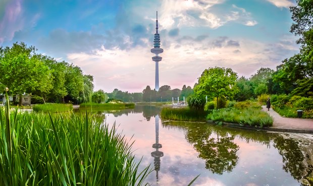 Blick auf den Hamburger Fernsehturm über Planten un Blomen 